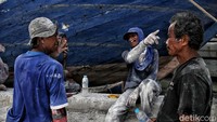 Tetapi kadang jika banyak kegiatan bongkar muat, mereka harus lembur.
