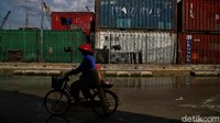 Di Pelabuhan Sunda Kelapa itu juga ada kegiatan lain, seperti ojek sepeda ontel hingga penjual makanan dan minuman untuk buruh pelabuhan yang bekerja.