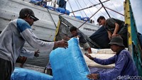 Bagi mereka, bekerja sebagai buruh karena tidak mempunyai pilihan dan harus menghidupi keluarga.