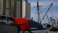 Kebanyakan para pekerja melakukan bongkar muat hingga hitungan kuintal per hari. Bisa dibayangkan, bagaimana rasanya melakukan pekerjaan itu tanpa ada kepastian jaminan kesehatan, apalagi mereka memiliki keluarga.