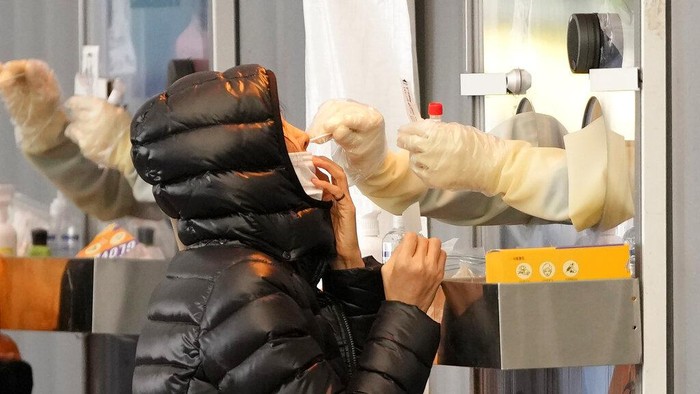 Situasi di Korea Selatan yang Cetak Rekor Lebih dari 5.000 Kasus COVID Sehari Korea Selatan (Korsel) mencetak rekor tertinggi untuk kasus harian virus Corona (COVID-19). Lebih dari 5.000 kasus Corona tercatat dalam 24 jam terakhir di negara ini, Rabu, (1/12/2021). (AP Photo/Lee Jin-man)