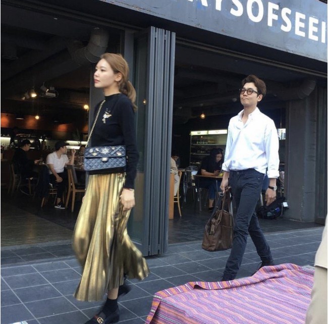 Jung Kyung Ho merupakan penggemar berat grup kekasihnya, Girls’ Generation. Keduanya semakin dekat saat Sooyoung membintangi drama Korea Dating Agency Cyrano pada 2013. Tak sedikit penggemar yang berharap mereka segera menikah setelah delapan tahun berpacaran. Foto: dok. Twitter