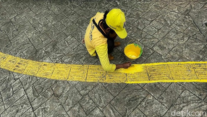 Sudah Memudar, Jalur Kuning di Trotoar Jakarta Dicat Ulang Jalur kuning yang ada di trotoar dibuat sebagai penunjuk jalan bagi penyandang tunanetra. Keberadaannya pun diharapkan dapat beri rasa aman bagi pengguna jalan.