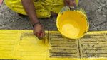 Sudah Memudar, Jalur Kuning di Trotoar Jakarta Dicat Ulang