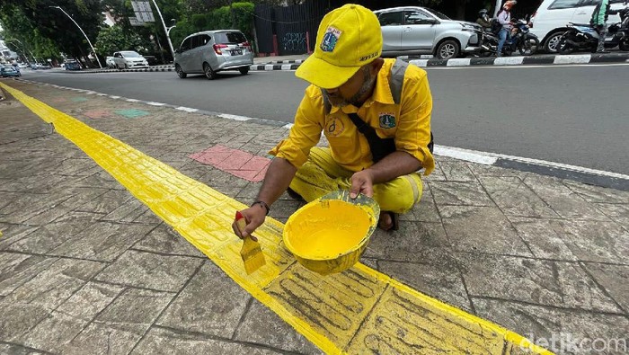 Sudah Memudar, Jalur Kuning di Trotoar Jakarta Dicat Ulang Jalur kuning yang ada di trotoar dibuat sebagai penunjuk jalan bagi penyandang tunanetra. Keberadaannya pun diharapkan dapat beri rasa aman bagi pengguna jalan.