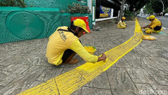 Sudah Memudar, Jalur Kuning di Trotoar Jakarta Dicat Ulang Jalur kuning yang ada di trotoar dibuat sebagai penunjuk jalan bagi penyandang tunanetra. Keberadaannya pun diharapkan dapat beri rasa aman bagi pengguna jalan.