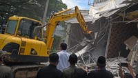Lokasi ini diduga menjadi ajang transaksi narkoba serta prostitusi.
