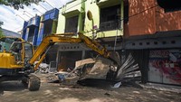 Sebanyak 7 tempat hiburan malam yang tidak berizin di lokasi tersebut dibongkar paksa karena meresahkan warga dan diduga menjadi ajang transaksi narkoba serta prostitusi.