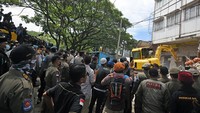 Sejumlah personel Polisi Pamong Praja dengan menggunakan alat berat dan disaksikan ratusan warga membongkar tempat hiburan ilegal di Jalan Lingkar Selatan, Kramatwatu, Serang, Banten.