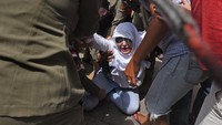 Personel Polisi Pamong Praja menenangkan warga yang melakukan protes saat pembongkaran tempat hiburan ilegal di Jalan Lingkar Selatan, Kramatwatu, Serang, Banten, Rabu (1/12).