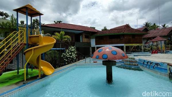 Untuk fasilitas lainnya, ada wahana kolam renang dengan air yang begitu segar langsung dari mata air, kemudian ada sarana karaoke, biliar, tenis, barbeque hingga aneka spot foto menarik. (Bima Bagaskara/detikTravel) Untuk fasilitas lainnya, ada wahana kolam renang dengan air yang begitu segar langsung dari mata air, kemudian ada sarana karaoke, biliar, tenis, barbeque hingga aneka spot foto menarik. (Bima Bagaskara/detikTravel)