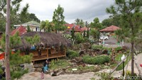Keberadaan Gunung Ciremai membuat Kabupaten Kuningan di Jawa Barat memiliki udara yang sejuk dan cocok dijadikan tempat buat healing. Salah satu tempat yang direkomendasikan ialah Teras Cibulakan. (Bima Bagaskara/detikTravel)