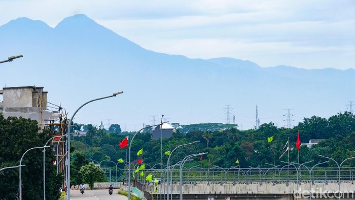 Pemandangan Gunung Salak tampak menawan saat dilihat dari Tol Depok-Antasari pagi ini. Berikut penampakannya.