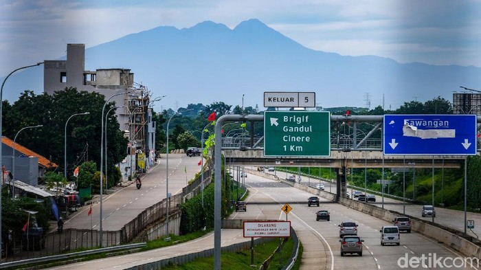 Terbius Pesona Gunung Salak yang Dipotret dari Tol Depok-Antasari Pemandangan Gunung Salak tampak menawan saat dilihat dari Tol Depok-Antasari pagi ini. Berikut penampakannya.