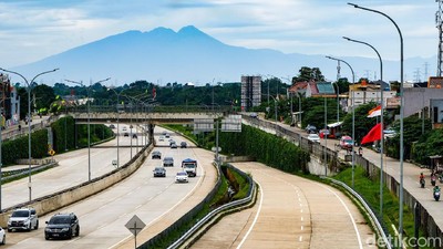 Terbius Pesona Gunung Salak yang Dipotret dari Tol Depok-Antasari