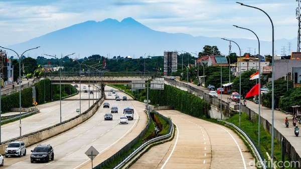 Gunung Salak terlihat di Tol Depok-Antasari dekat exit Andara, Jakarta Selatan, Rabu (1/12/2021) pukul 10.20 WIB.