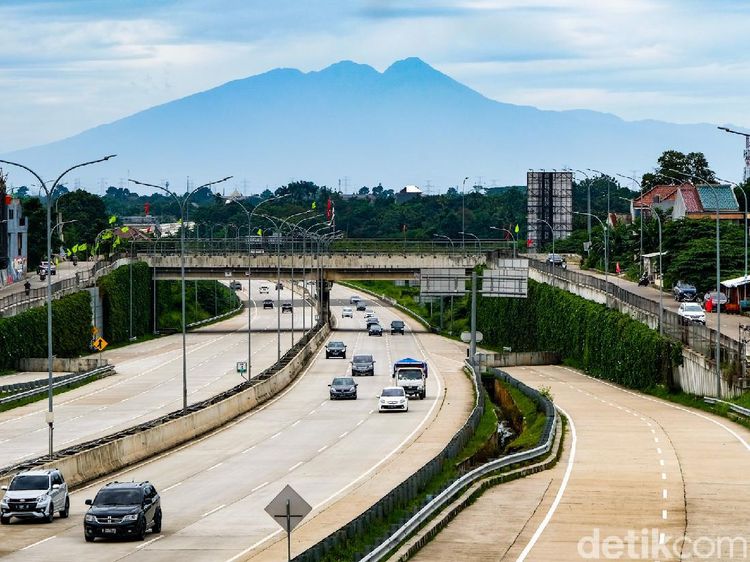 Terbius Pesona Gunung Salak yang Dipotret dari Tol Depok-Antasari