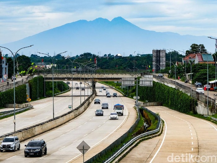 Pemandangan Gunung Salak tampak menawan saat dilihat dari Tol Depok-Antasari pagi ini. Berikut penampakannya.