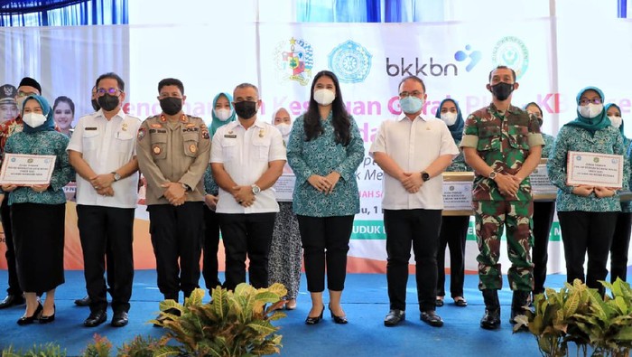 Kamar Dagang dan Industri Indonesia (Kadin) Kota Medan menyerahkan 200 timbangan bayi kepada Ketua TP PKK Medan, Kahiyang Ayu. Bantuan itu untuk membantu Pemko Medan mencegah terjadinya stunting.