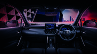 Sementara beralih ke interior, Corolla Cross GR Sport ini dilengkapi dengan jok kulit hitam dengan garis tengah putih dan sandaran kepala berlogo embos GR. Kenop persneling berbalut kulit, trim interior hitam gloss dan segelintir logo GR tercetak pada bagian interiornya. Foto: Dok. Toyota Thailand