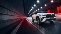 Di tampilan depan, ada grille baru dengan bilah horizontal dan lapisan hitam mengkilap tebal yang mengarah ke lampu depan. Foto: Dok. Toyota Thailand