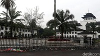 Seperti diketahui, Gedung Sate ramai didatangi para buruh yang gelar aksi unjuk rasa untuk mengawal penetapan Upah Minimum Kabupaten/Kota (UMK) 2022.
