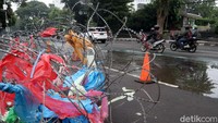 Tampak pula jas hujan plastik bekas pakai yang digantungkan di kawat berduri tersebut.