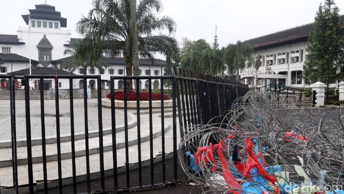 Kawat berduri tampak masih terpasang di area sekitar Gedung Sate, Kota Bandung, usai demo buruh Selasa (30/11) kemarin. Berikut penampakannya.