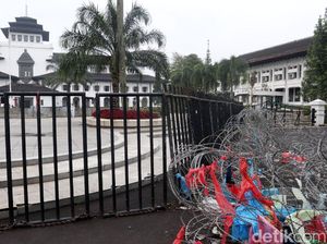 Usai Dikepung Buruh, Kawat Berduri Masih Hiasi Gedung Sate Pagi Ini