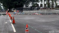 Diketahui, kawat berduri ini digunakan untuk menghalangi massa agar tidak masuk ke kantor Gubernur Jawa Barat.