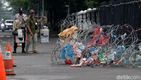 Usai dikepung buruh hingga Selasa (30/11) malam, area sekitar Gedung Sate tampak masih dihiasi kawat berduri.