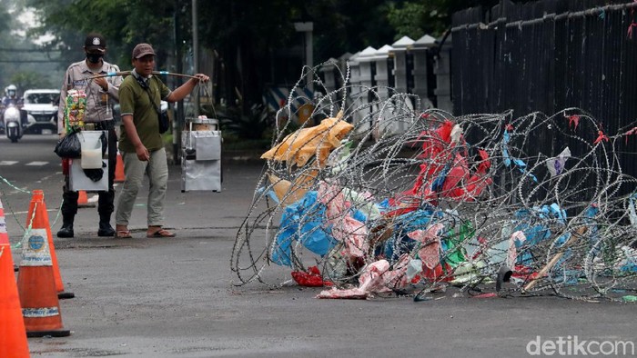 Kawat berduri tampak masih terpasang di area sekitar Gedung Sate, Kota Bandung, usai demo buruh Selasa (30/11) kemarin. Berikut penampakannya.