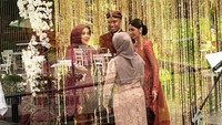 Pada momen lamaran kali ini, Vidi Aldiano dan Sheila Dara dihadiri kedua keluarga. Rombongan Vidi Aldiano juga terlihat membawa seserahan. Foto: dok. Instagram Santosodio