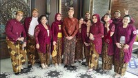 Keluarga Vidi Aldiano kompak mengenakan kebaya dan beskap bernuansa ungu. Foto: dok. Instagram