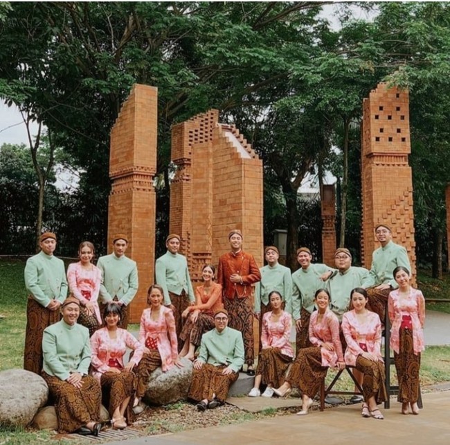 Begini penampilan Renatta saat berpose bersama para bridesmaid dan groomsmen di lamaran Vidi Aldiano. Walaupun tampil sederhana namun Renatta tetap terlihat anggun dan menawan.Foto: Dok. Instagram