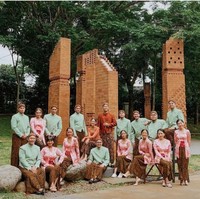 Begini penampilan Renatta saat berpose bersama para bridesmaid dan groomsmen di lamaran Vidi Aldiano. Walaupun tampil sederhana namun Renatta tetap terlihat anggun dan menawan.Foto: Dok. Instagram