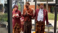 Nuansa Jawa kental terasa di momen lamaran Vidi Aldiano. Vidi Aldiano terlihat memakai beskap berwarna orange kecoklatan. Foto: dok. Instagram Rossa