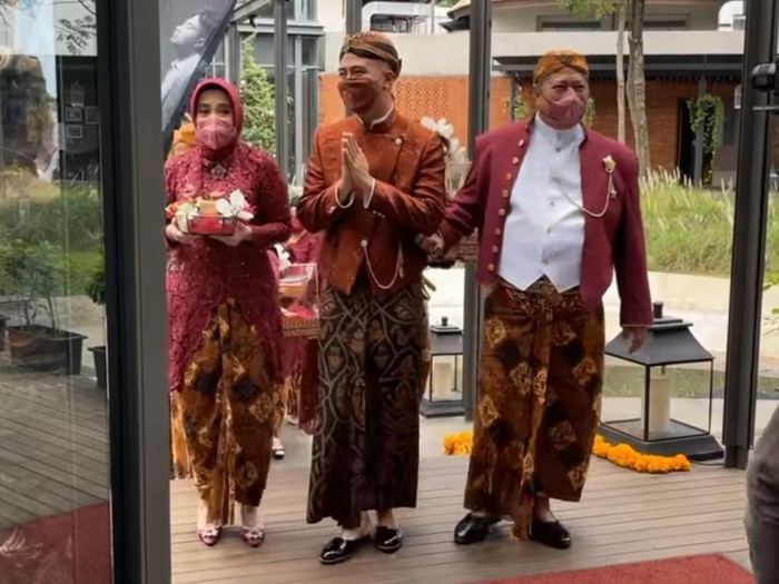 Vidi Aldiano Vidi Aldiano dan Sheila Dara lamaran