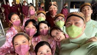 Terlihat Vidi Aldiano berfoto bareng dengan para pager ayu dan bagus, seperti BCL, Tara Basro, Rossa, hingga Afgan. Foto: dok. Instagram Santosodio