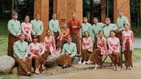 Para teman artis yang datang juga kompak menggunakan kebaya bernuansa pink dan para pria menggunakan beskap berwarna biru toska. Foto: dok. Instagram Rezachandika