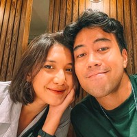 Meski putus, namun keduanya masih berteman baik. Foto: Gus Mun/detikHOT