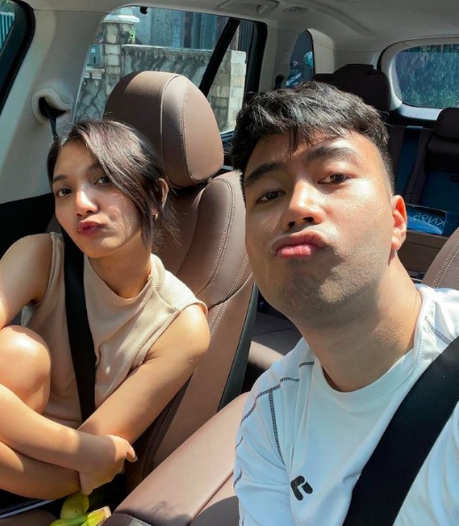 Masih sering bersama dan saling mendukung, keduanya pun akhirnya berpacaran lagi. Foto: dok. Channel YouTube Vidi Aldiano