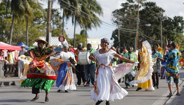 Salah satu festival besar di Barbados dan terbsar di Karibia adalah Crop Over Festival yang berlangsung dari akhir Juni hingga awal Agustus. Selama 4 minggu bermandikan sinar matahari spektakuler yang diisi dengan karnaval warna-warni, tarian, musik live, acara budaya, dan tentu saja, rum Barbados yang legendaris. (dok Visit Barbados)