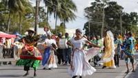 Salah satu festival besar di Barbados dan terbsar di Karibia adalah Crop Over Festival yang berlangsung dari akhir Juni hingga awal Agustus. Selama 4 minggu bermandikan sinar matahari spektakuler yang diisi dengan karnaval warna-warni, tarian, musik live, acara budaya, dan tentu saja, rum Barbados yang legendaris. (dok Visit Barbados)