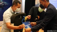 Matanya pun terlihat berkaca-kaca, saat menerima kunci dan papan hadiah oleh Regional CEO Bank Mandiri Region VI/Jawa 1 M Wisnu Trihanggodo di kantor Region VI Bandung, Jalan Soekarno-Hatta, Rabu (1/12/2021). 
