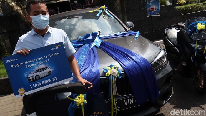 Wow! Office Boy Asal Tasikmalaya Dapat BMW X1 Deden Ali Hanapiah seorang office boy di sebuah perusahaan, Tasikmalaya, Jawa Barat, menerima hadiah BMW X1 dari Bank Mandiri. Deden tampak bahagia.