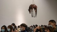 The Last Judgement menampilkan karya seni Maurizio Cattelan sepanjang tiga dekade, salah satunya kuda yang digantung berjudul Novecento. Foto: Getty Images/Kevin Frayer