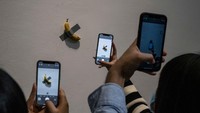 Masyarakat kota Beijing, China, menyerbu karya seni pisang tersebut dan sibuk memotretnya. Tak hanya The Comedian saja, namun karya-karya lainnya yang dipajang tak kalah diserbu.  Foto: Getty Images/Kevin Frayer