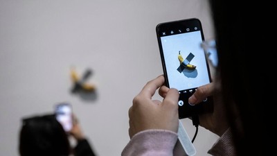 Wuih! Karya Seni Pisang Dilakban Mejeng Lagi, Diserbu Warga Beijing