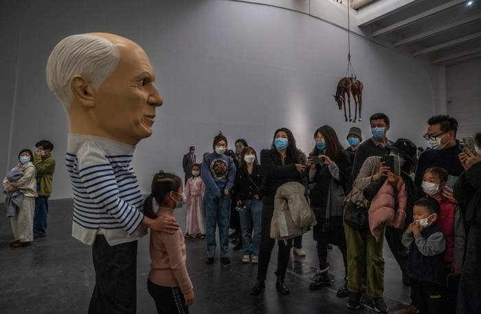 Wuih! Karya Seni Pisang Dilakban Mejeng Lagi, Diserbu Warga Beijing BEIJING, CHINA - NOVEMBER 28: Visitors take photos a man dressed as a caricature of Pablo Picasso by Italian artist Maurizio Cattelan that is part of his exhibition